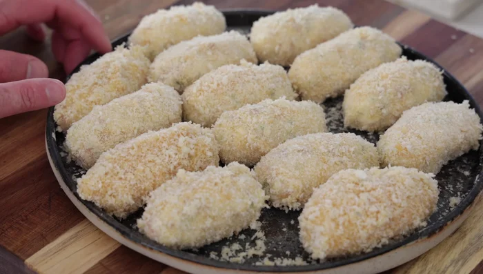 Congeler à nouveau : Congeler les croquettes panées jusqu’à ce qu’elles soient fermes. (810.24)