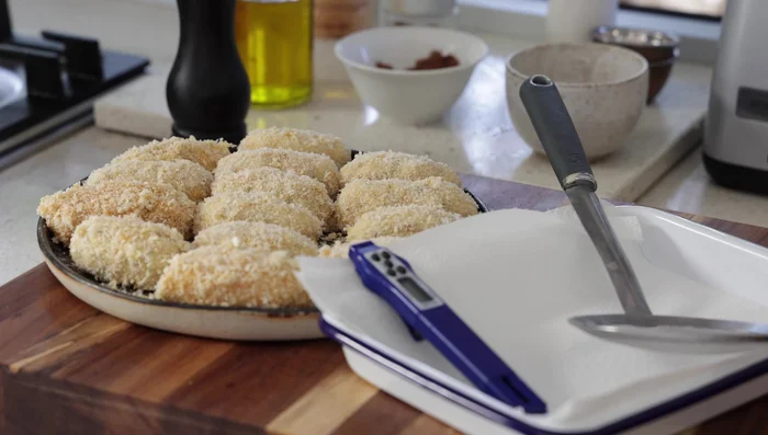Faire Frire : Faire chauffer l’huile à 170-180°C. Faire frire les croquettes congelées pendant 4 à 6 minutes, jusqu’à ce qu’elles soient dorées et croustillantes. (857.12)