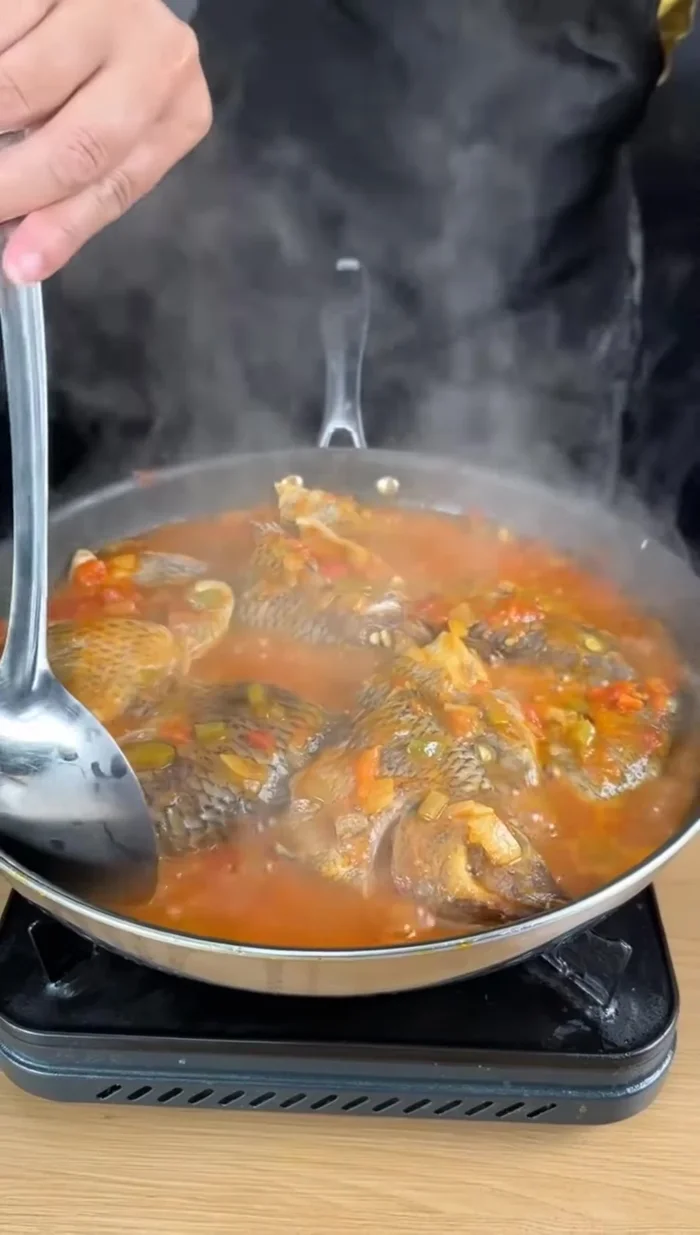 Versez un peu du bouillon de cuisson sur le poisson pour l'hydrater.