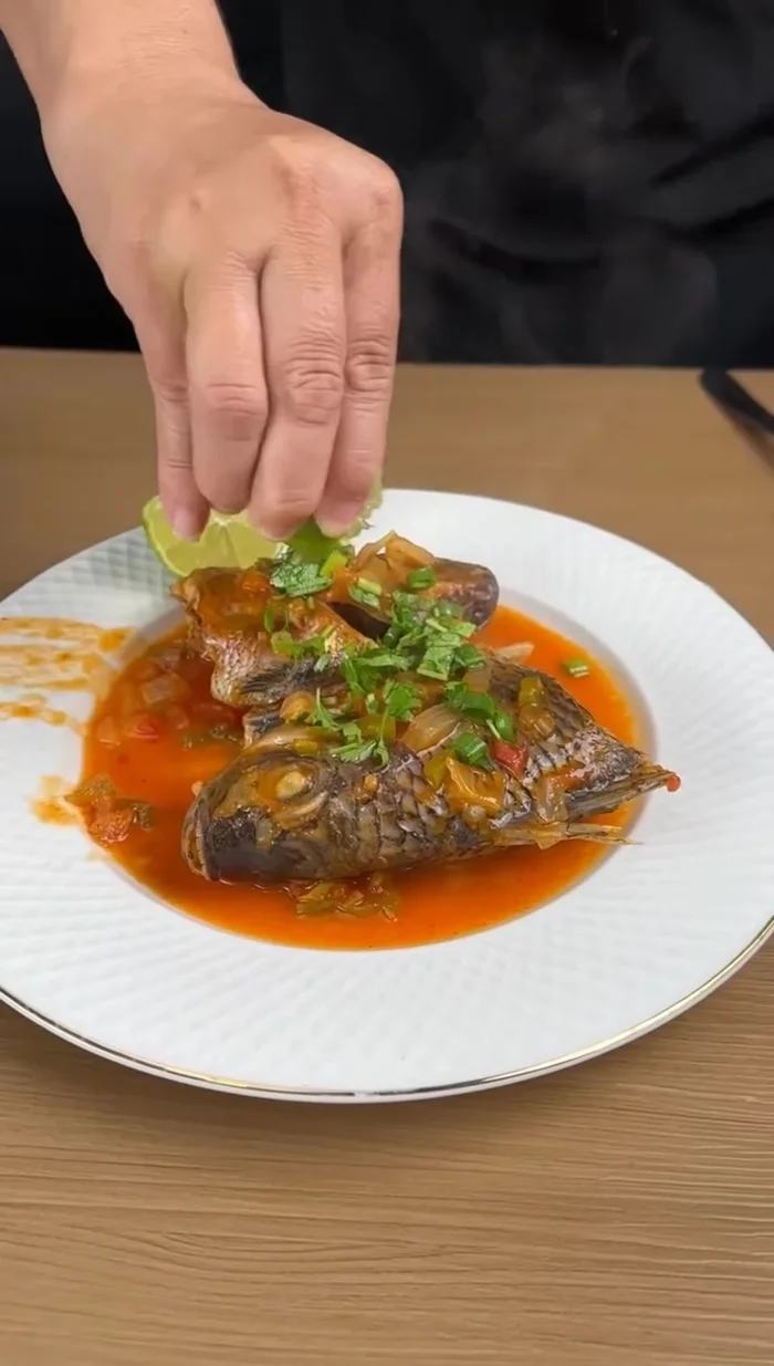 Pressez un peu plus de citron sur le poisson.