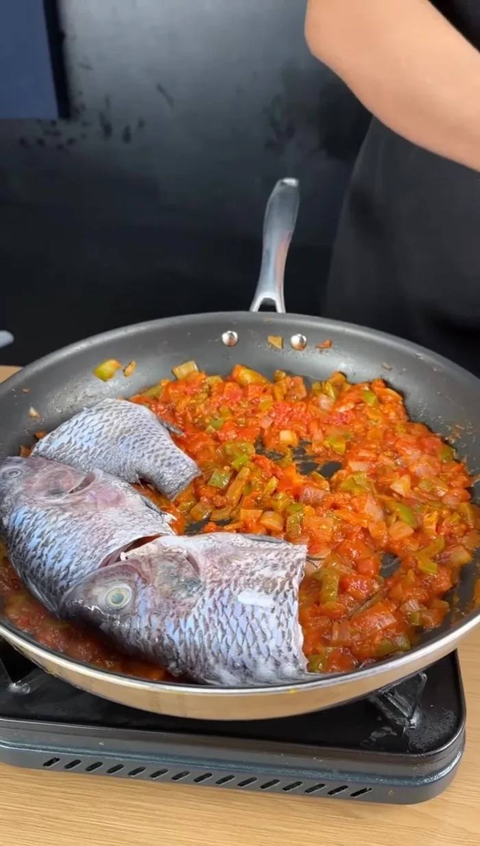 Ajoutez le poisson préparé dans la poêle avec les légumes.
