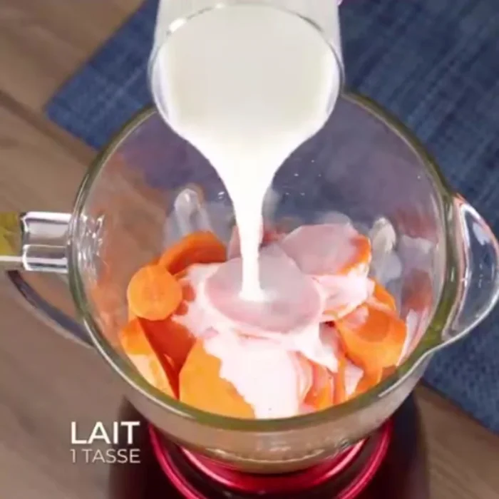 Mixer deux carottes coupées en rondelles, trois œufs, un verre de lait, un verre d'huile et deux verres de sucre pendant une minute.