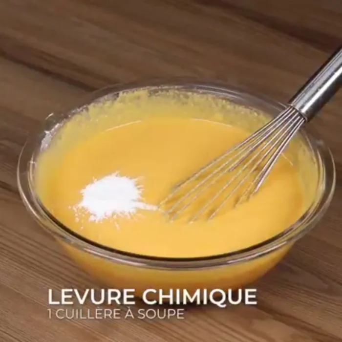 Ajouter une cuillère à soupe de levure chimique et remuer doucement.