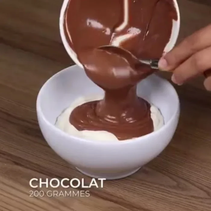 Pendant ce temps, mélanger 200g de crème fraîche et 200g de chocolat jusqu'à ce que le chocolat soit complètement incorporé.