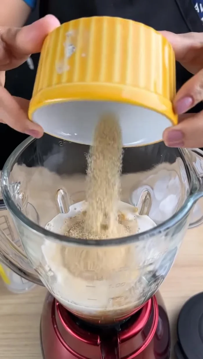 Ajoutez 200 ml de lait, le café refroidi, 1/2 tasse de sucre roux et environ 12 glaçons au mixeur.