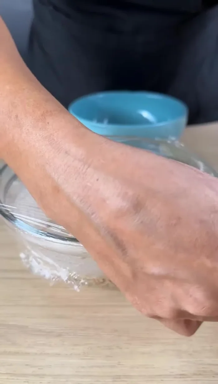 Couvrez le récipient avec du film plastique et laissez reposer pendant environ 25 minutes pour que l'avoine absorbe l'eau.