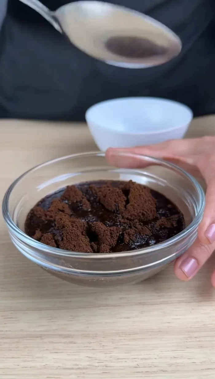 Dans un autre récipient, mélangez deux cuillères à soupe de café instantané avec 100 ml d'eau chaude jusqu'à ce que le café soit complètement dissous. Laissez refroidir à température ambiante.