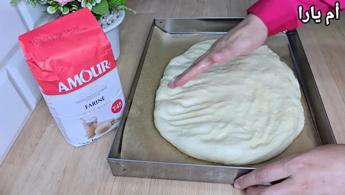 Diviser la pâte en deux, puis en plusieurs morceaux pour former la brioche.