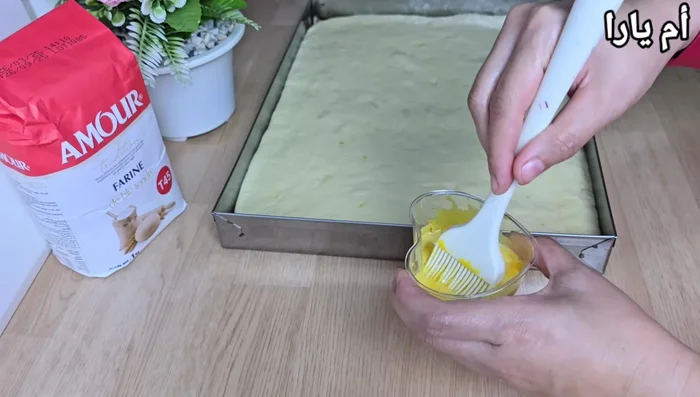 Badigeonner la brioche d'un mélange d'œuf et de lait.