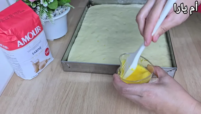 Cuire au four préchauffé à 220°C pendant 10 à 15 minutes, puis baisser la température à 190-200°C et poursuivre la cuisson jusqu'à ce que la brioche soit dorée.