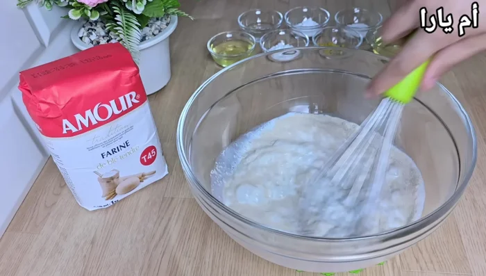 Ajouter l'huile, le zeste de citron, la lavande et les blancs d'œufs.