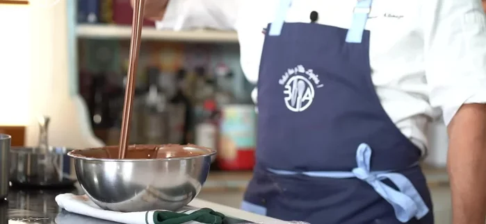 Préparer la base croustillante : Mélanger le beurre de pistache, le chocolat blanc et le kadif grillé. Mouler en forme ronde. Recouvrir d'un disque de biscuit pistache et congeler. Démouler et conserver au congélateur. (0.24)