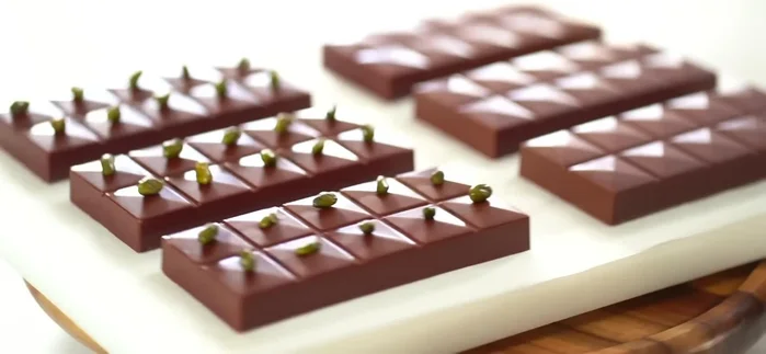Démouler le gâteau, couper en 12 portions et conserver congelé. (10.88)