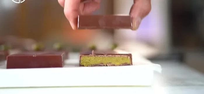 Préparer la ganache au matcha : Fouetter la ganache au matcha jusqu'à obtenir une consistance moyennement molle. (8.72)