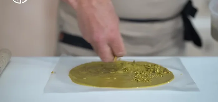 Décorer chaque tranche de gâteau avec le cassant aux pistaches. Placer les gâteaux au réfrigérateur pendant quelques heures pour les décongeler. (160.879)