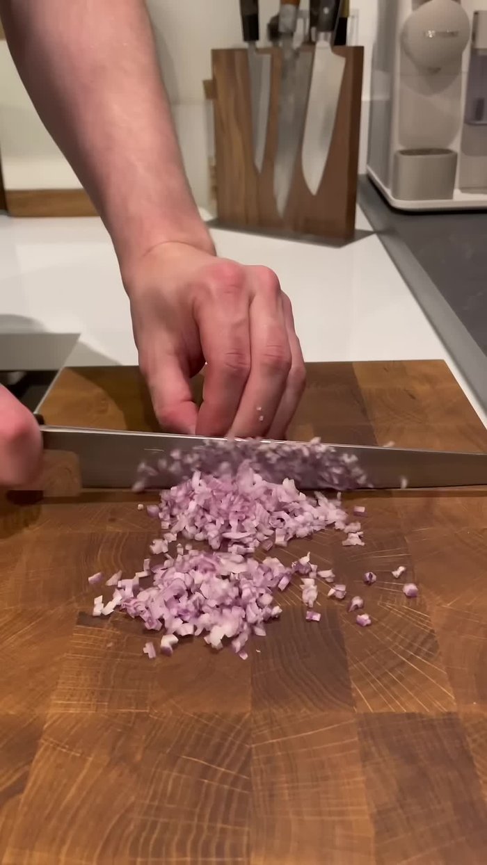 Préparer les condiments : ciseler finement une échalote et la réserver. Hacher finement de la coriandre (ou ciboulette/persil). Hacher finement 2-3 tomates cerises confites et réserver.