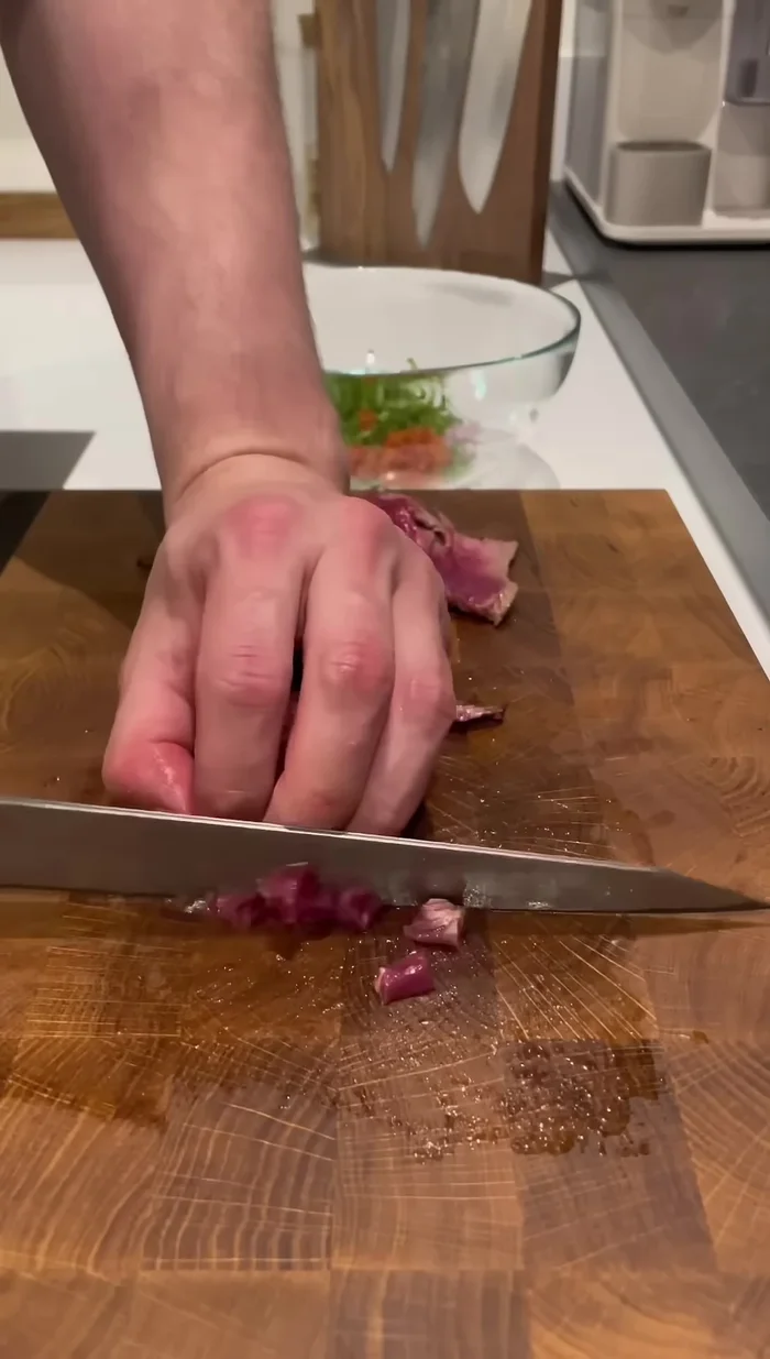 Tailler la bavette : tailler la bavette comme pour un tartare, séparer les parties crues et cuites, puis les mélanger.