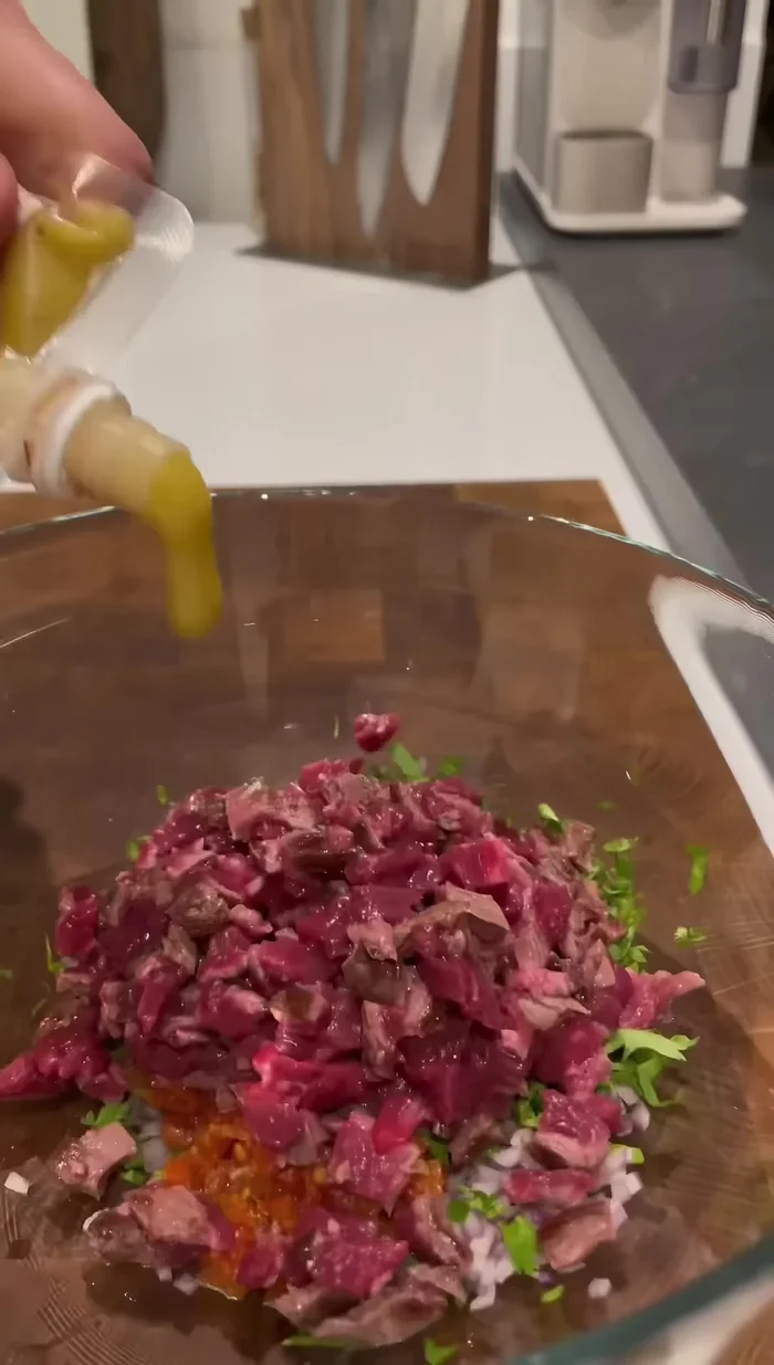 Assaisonner le tartare : ajouter la pâte de miso (ou moutarde/mayonnaise), du tabasco, de la sauce anglaise, de l'huile d'olive, du poivre et mélanger.