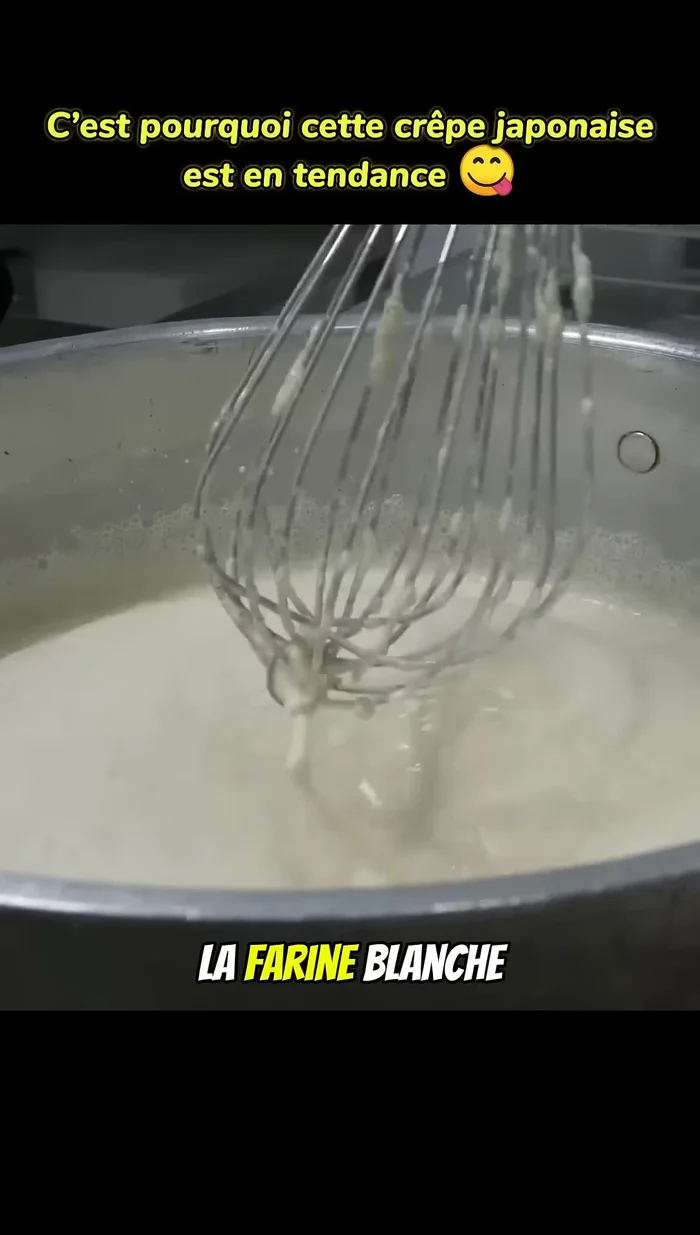 Préparer la pâte : mélanger la farine blanche avec de l'eau jusqu'à obtenir une pâte lisse et homogène.