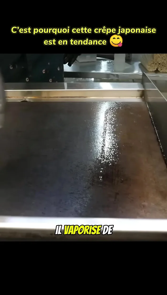 Étaler la pâte : verser la pâte sur la plaque chaude et l'étaler uniformément à l'aide d'une spatule.