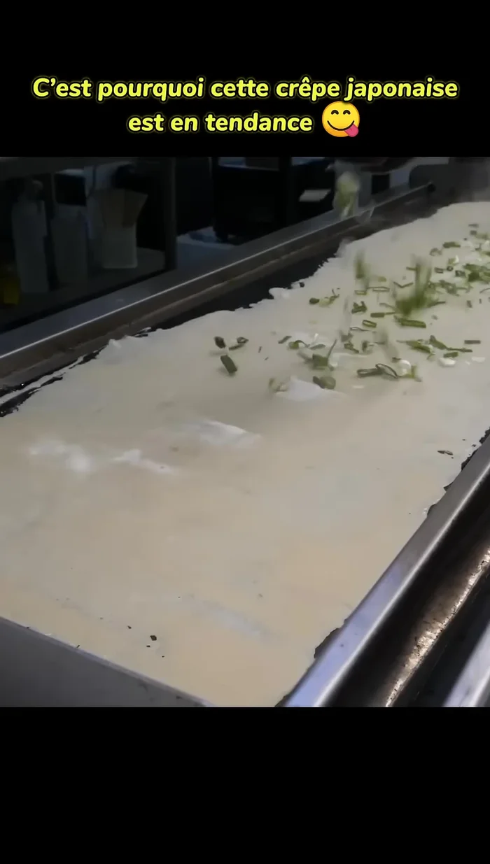 Ajouter les légumes : une fois la pâte à moitié cuite, saupoudrer les légumes hachés (chou, oignons verts, carottes).