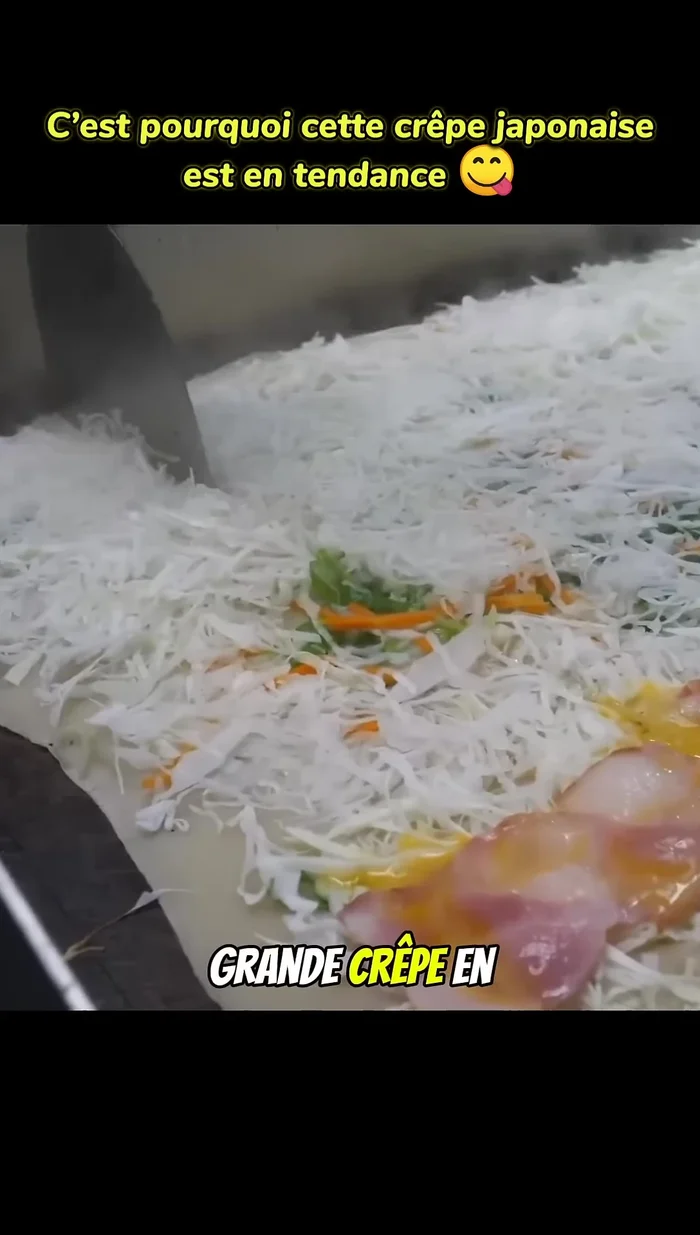 Cuire et retourner : découper la grande crêpe en sections plus petites au niveau des morceaux de viande, laisser cuire brièvement puis retourner pour cuire l'autre côté.
