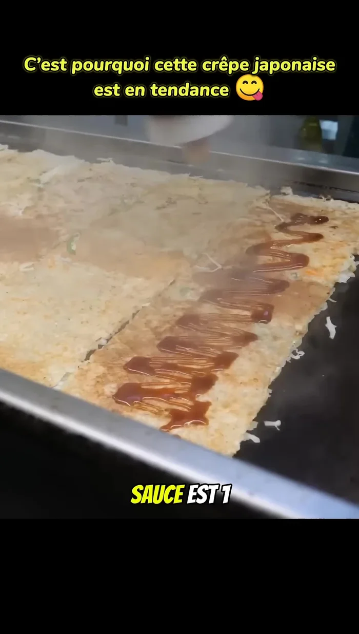 Ajouter la sauce : ajouter une généreuse couche de sauce okonomiaki.