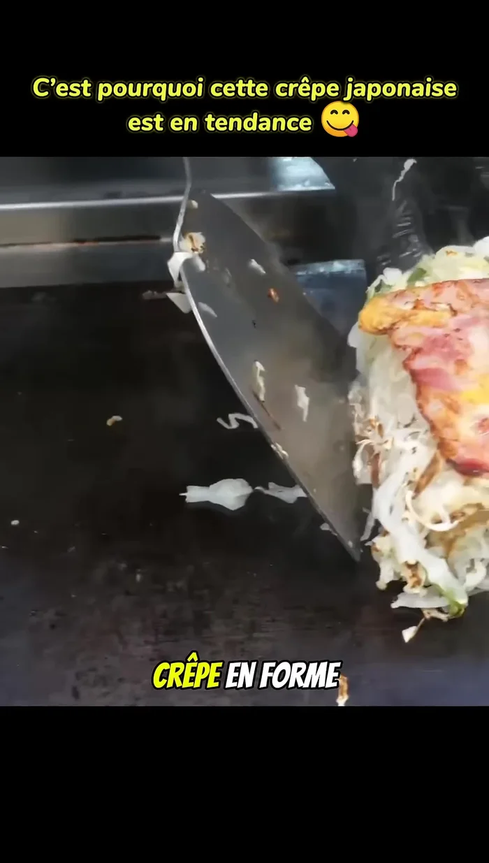Rouler l'okonomiaki : rouler la crêpe en forme de sucette à l'aide de bâtonnets.