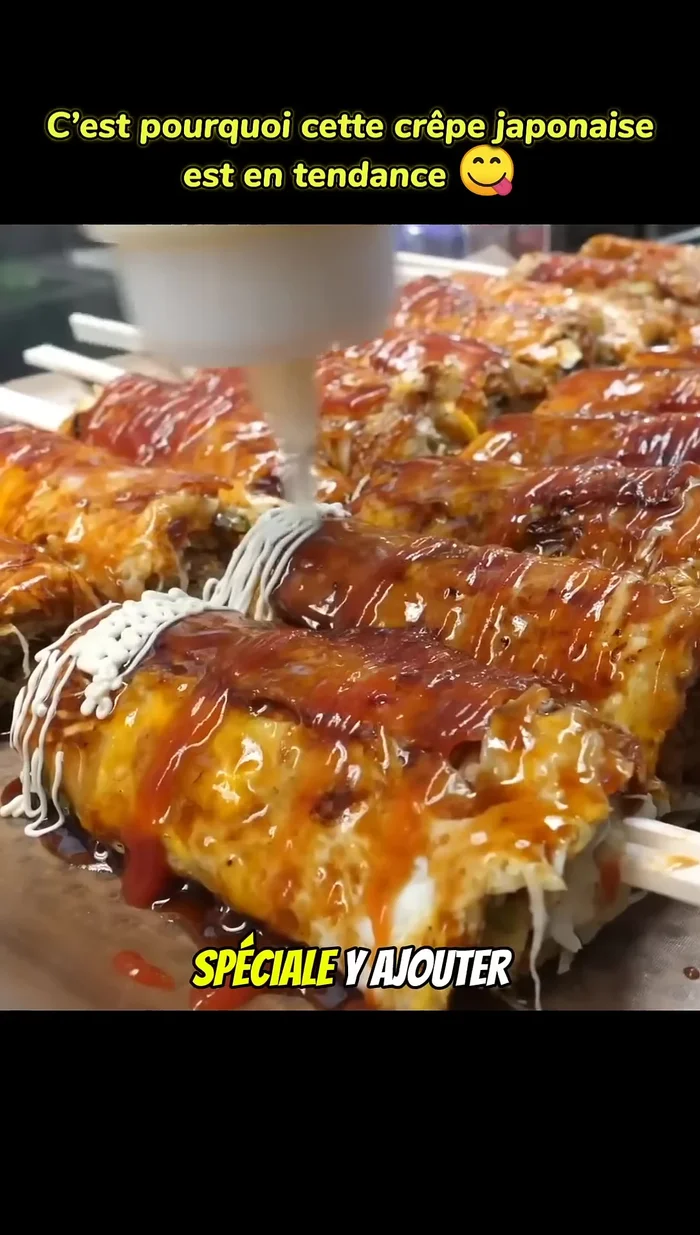 Optionnel : pour une version plus riche, badigeonner d'une sauce spéciale, ajouter de la mayonnaise, un œuf au plat et une tranche de fromage. Saupoudrer d'oignons verts.