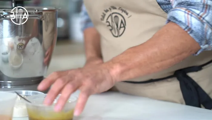 Ajoutez un tiers du sucre et battez à vitesse moyenne. Augmentez la vitesse et incorporez le reste du sucre pour obtenir une meringue ferme.