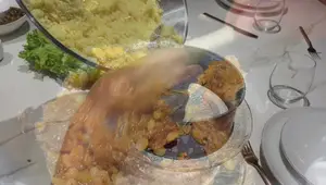 Recettes faciles pour invités: Épaule d'agneau fondante, Knafeh et oignons caramélisés