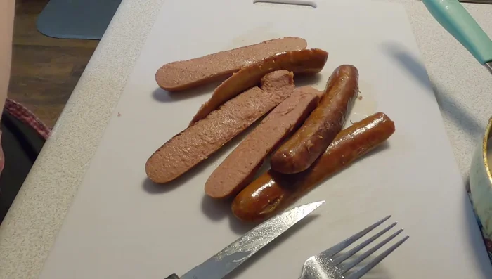 Couper les saucisses et les cornichons en deux.