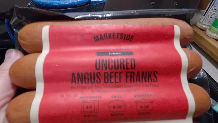 Faire cuire les saucisses à la poêle ou les faire bouillir.