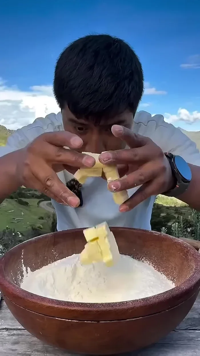 Retirer les tubercules de l'eau. Préparer la deuxième pâte: mélanger la farine, sel, beurre, sucre, levure et le liquide des tubercules. Pétrir 10 minutes.