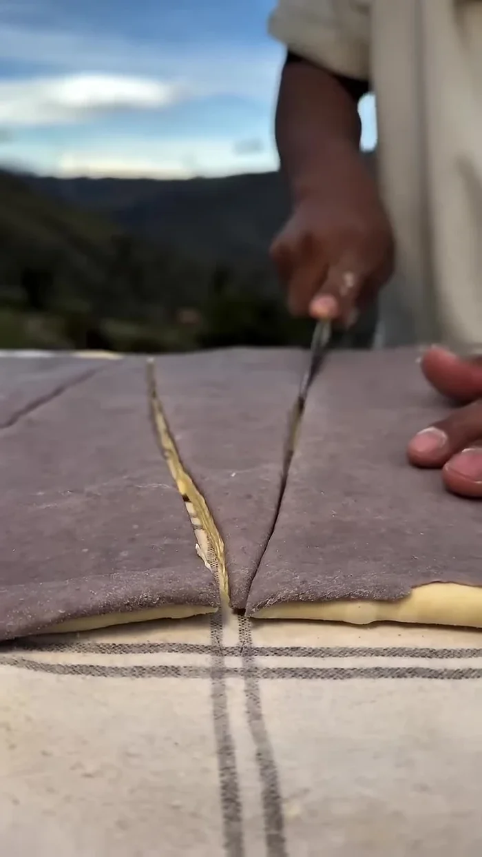 Découper la pâte en formes triangulaires et rouler.