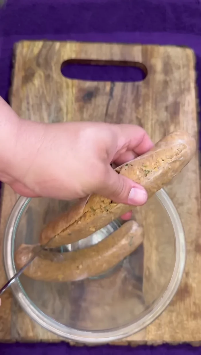 Sortir le boudin de son emballage et le mettre dans un bol.