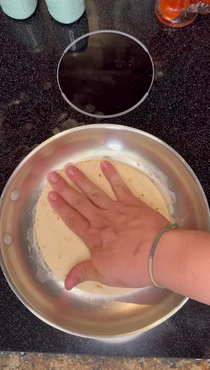 Faire dorer les tortillas à tacos (pas trop).