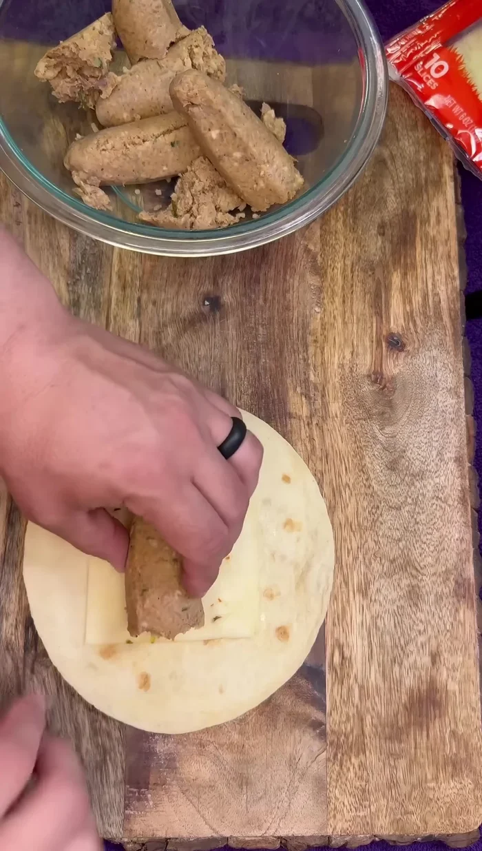Sur chaque tortilla, placer une tranche de fromage Pepper Jack, un petit morceau de banane, puis rouler fermement.