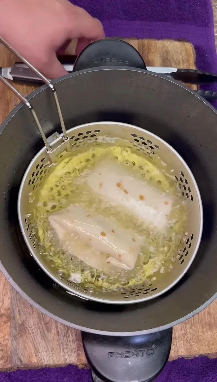 Faire chauffer la graisse de cuisson à 375°F et frire les chimichangas jusqu'à ce qu'ils soient dorés.