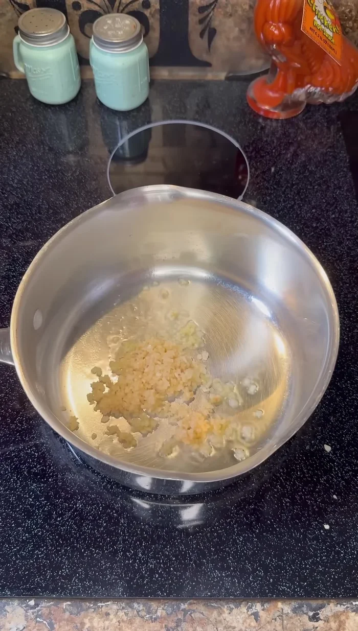Dans une casserole, faire cuire l'ail dans de l'huile d'olive jusqu'à ce qu'il soit parfumé.