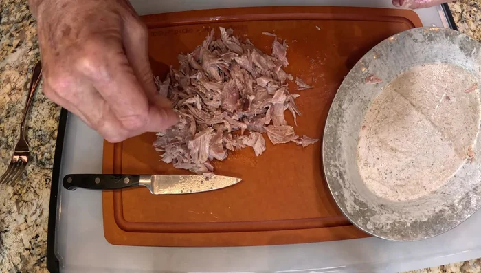 Assaisonner le canard avec du sel et du poivre.