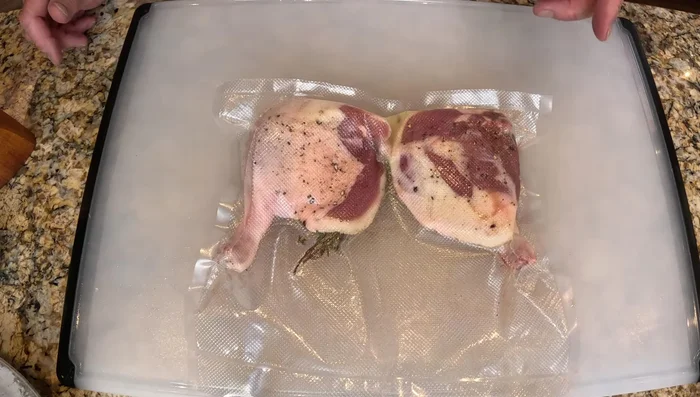 Cuire le canard dans un autocuiseur à 176° pendant 8 à 9 heures.