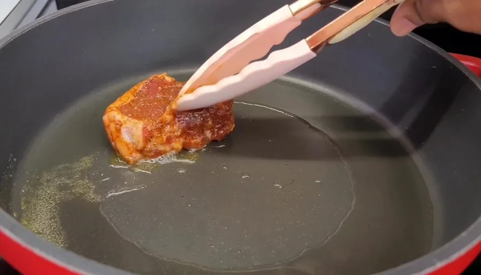 Faire chauffer une poêle avec environ 1/4 tasse d'huile. Faire cuire les côtelettes d'agneau pendant environ 2 minutes de chaque côté.
