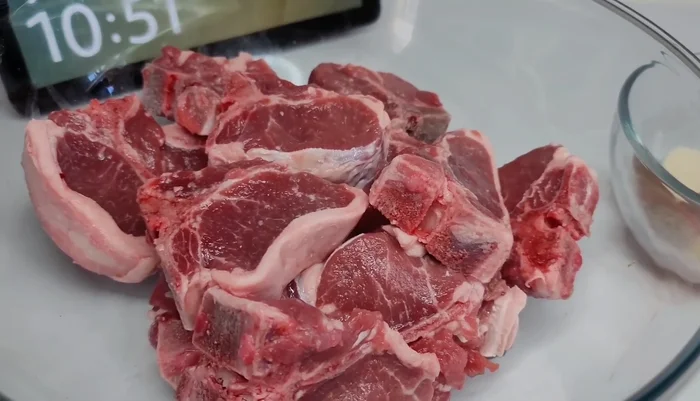 Laver et préparer les côtelettes d'agneau.