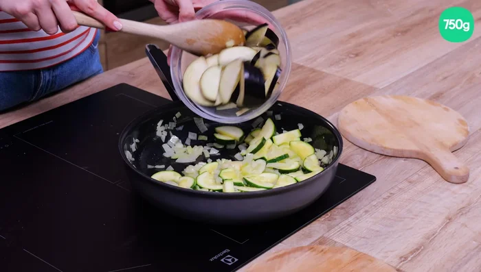 Ajouter les courgettes, aubergines et poivrons à la poêle. Mélanger et ajouter les tomates (99.68). Laisser mijoter jusqu'à ce que les légumes soient presque cuits (122.96).