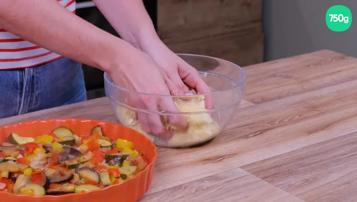 Ajouter le crumble sur la ratatouille (164.44).