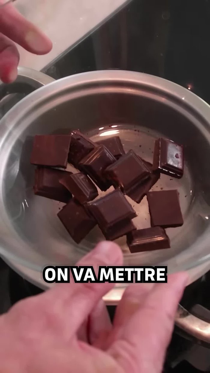 Faire fondre le chocolat au bain-marie.