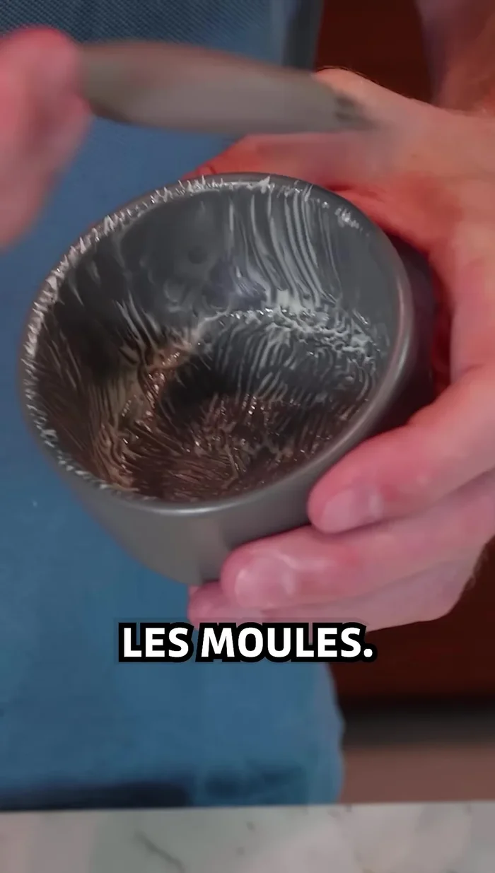 Préparer les moules à soufflé.
