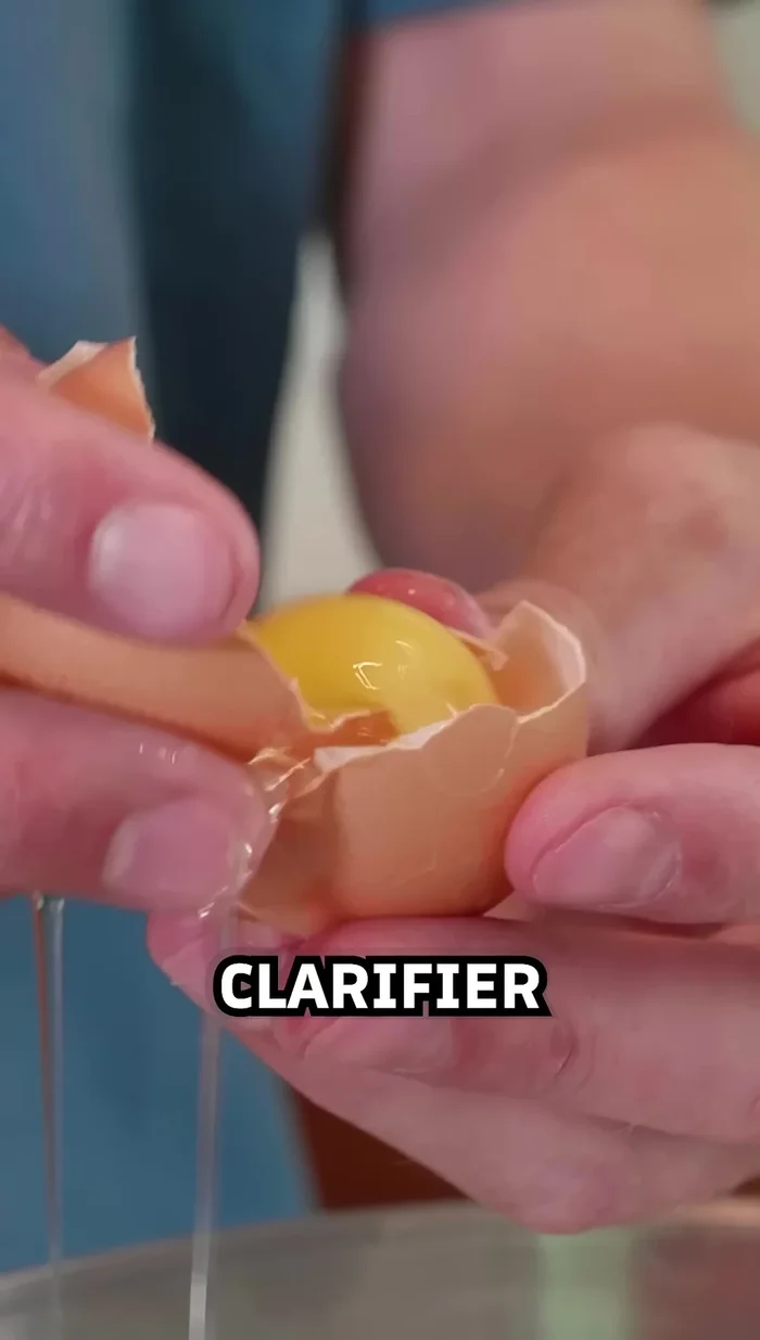 Clarifier les œufs (séparer les blancs des jaunes).