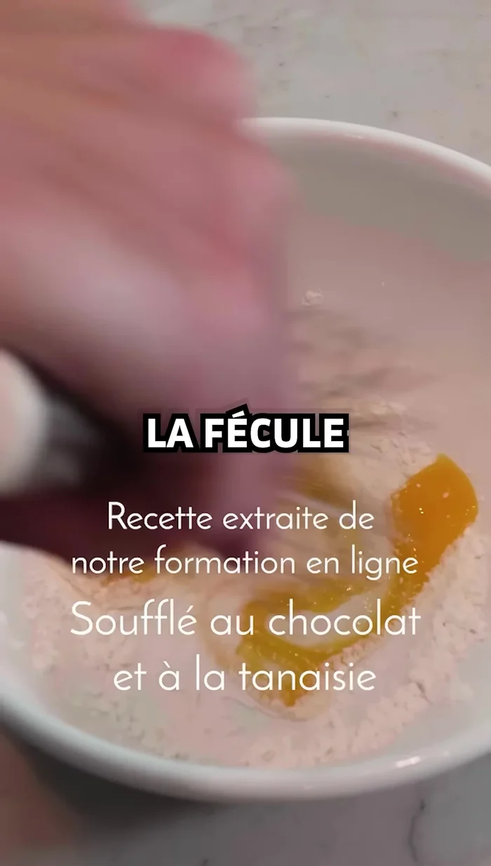 Mélanger la fécule et les jaunes d'œufs. Incorporer le lait chaud en fouettant.